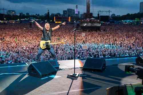 Baruce springsteen & the E street Band
Photo Credit: Rob DeMartin 