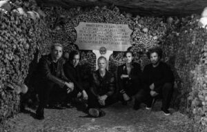 QUEENS OF THE STONE AGE: il film live nelle catacombe