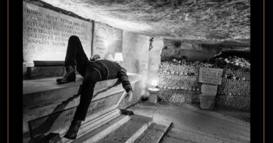 Queens of the stone ages alive in the catacombs cover