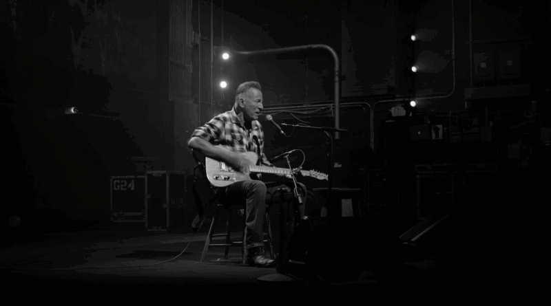 BRUCE SPRINGSTEEN guarda Open All Night in versione live